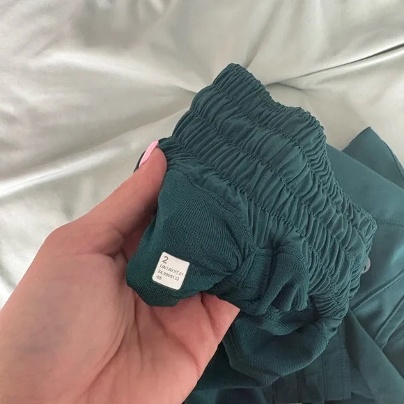 Lululemon Athletica Green Athletic Shorts Lightweight Moisture-Wicking - Picture 6 of 6